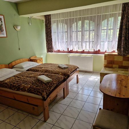 Roza Hotel Es Apartmanhaz Естерґом Екстер'єр фото