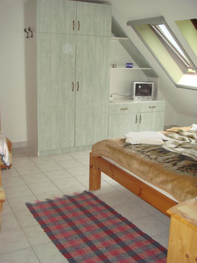 Roza Hotel Es Apartmanhaz Естерґом Екстер'єр фото