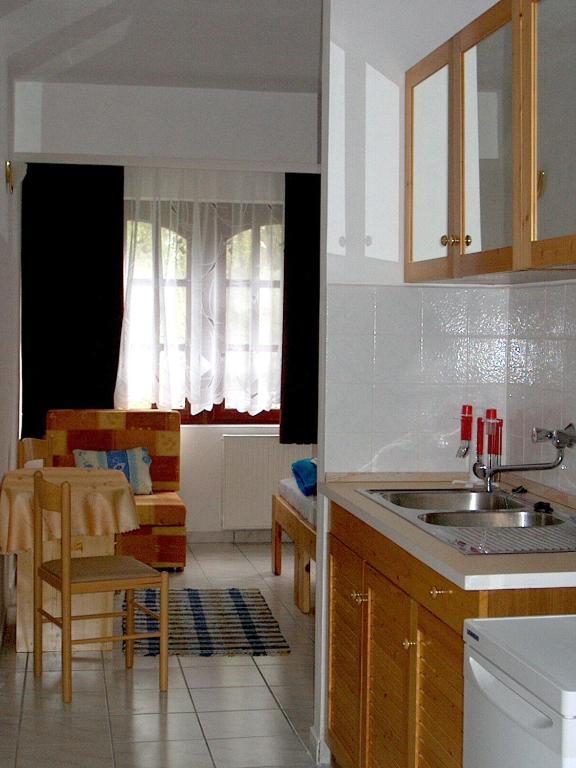 Roza Hotel Es Apartmanhaz Естерґом Номер фото