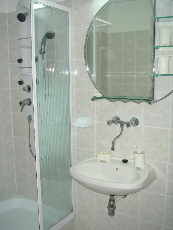 Roza Hotel Es Apartmanhaz Естерґом Номер фото