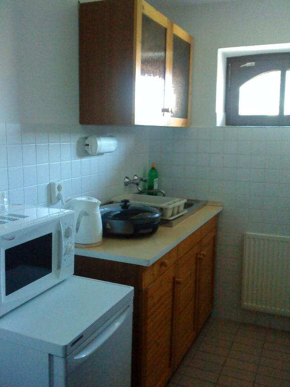 Roza Hotel Es Apartmanhaz Естерґом Номер фото