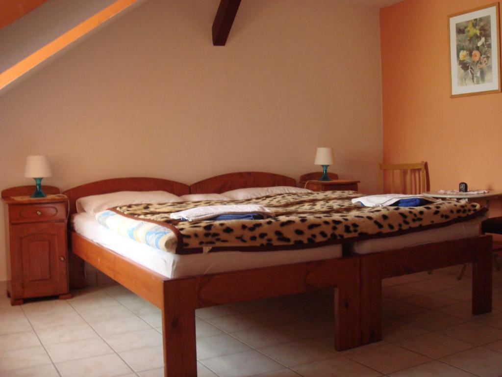 Roza Hotel Es Apartmanhaz Естерґом Номер фото