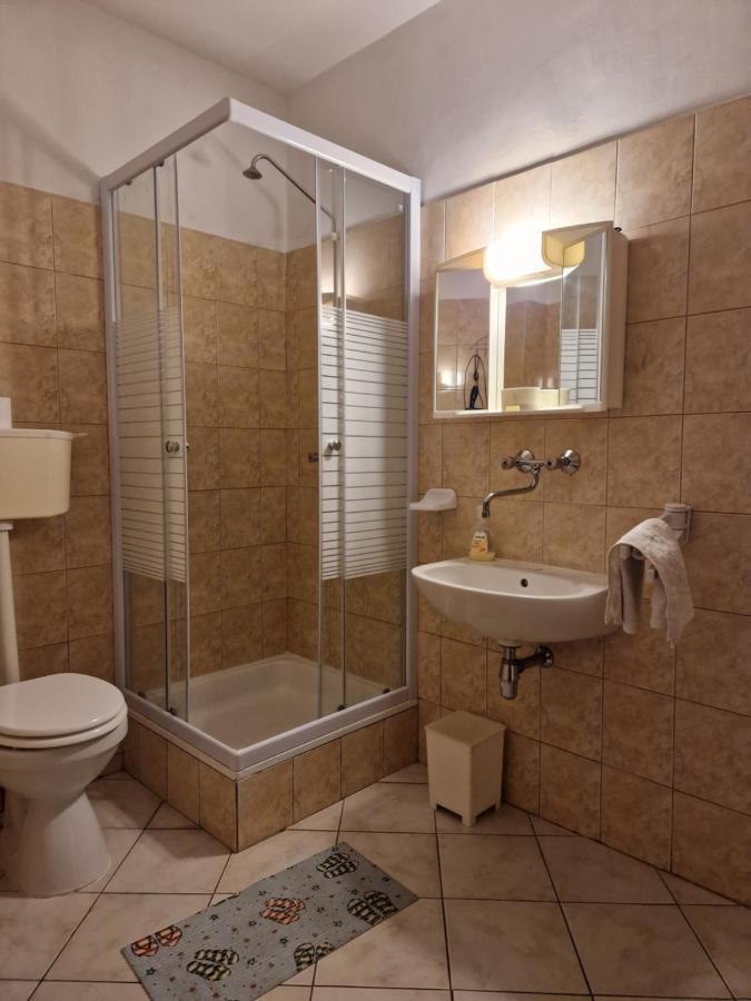 Roza Hotel Es Apartmanhaz Естерґом Екстер'єр фото