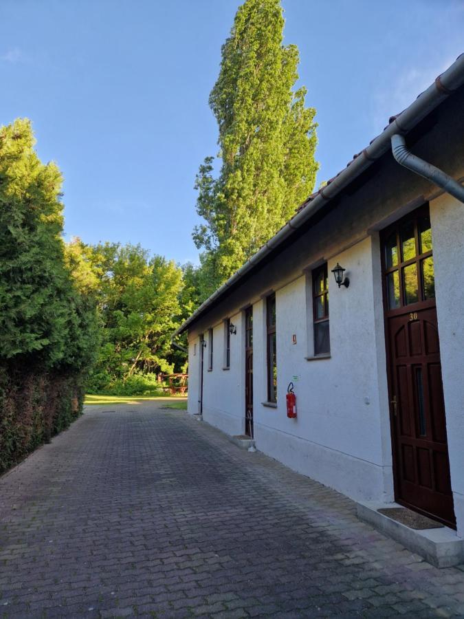 Roza Hotel Es Apartmanhaz Естерґом Екстер'єр фото
