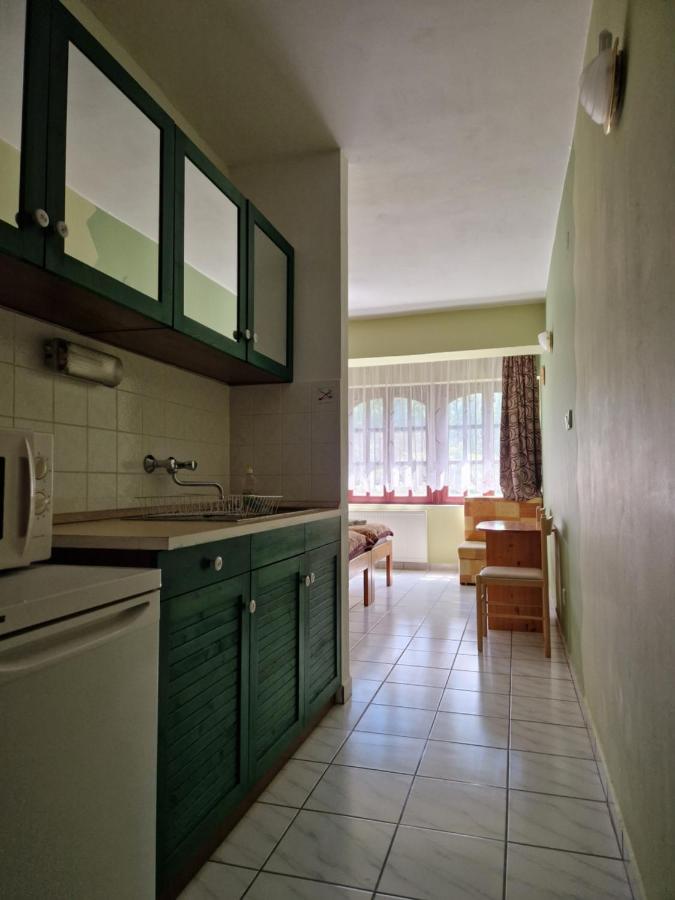 Roza Hotel Es Apartmanhaz Естерґом Екстер'єр фото