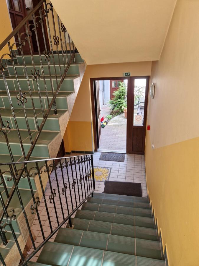 Roza Hotel Es Apartmanhaz Естерґом Екстер'єр фото