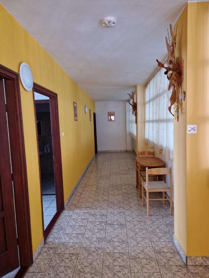 Roza Hotel Es Apartmanhaz Естерґом Екстер'єр фото