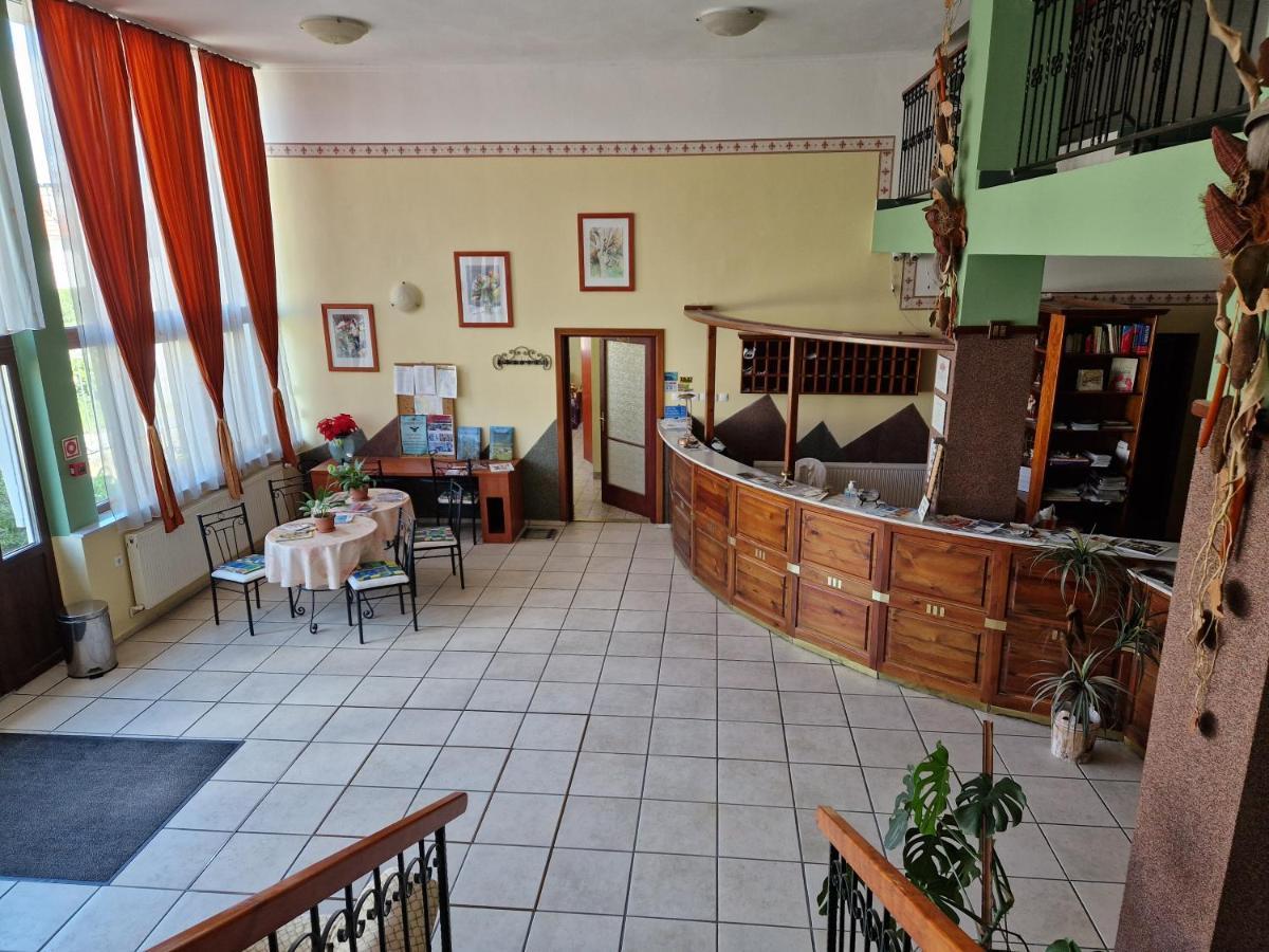 Roza Hotel Es Apartmanhaz Естерґом Екстер'єр фото