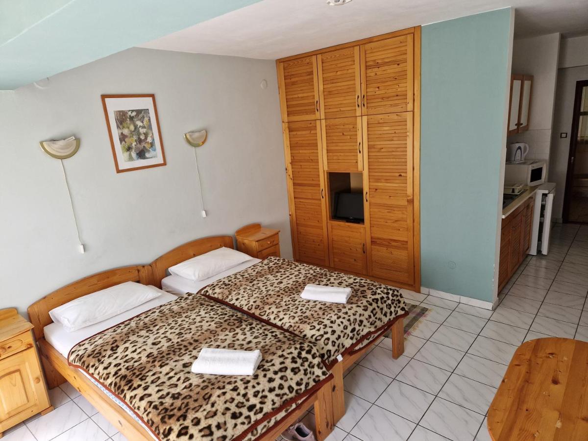 Roza Hotel Es Apartmanhaz Естерґом Екстер'єр фото