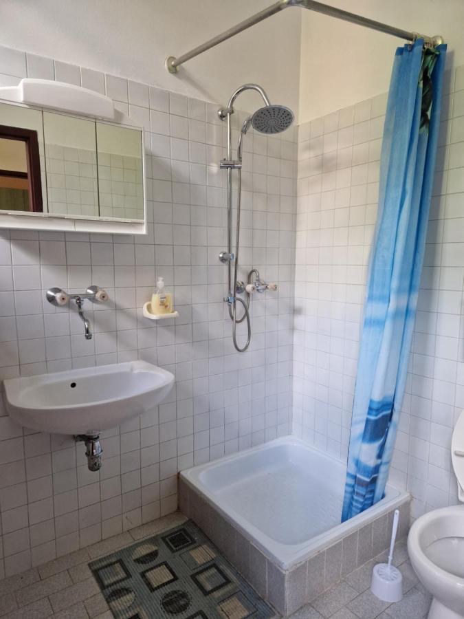 Roza Hotel Es Apartmanhaz Естерґом Екстер'єр фото