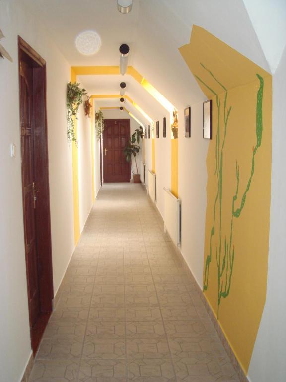 Roza Hotel Es Apartmanhaz Естерґом Екстер'єр фото