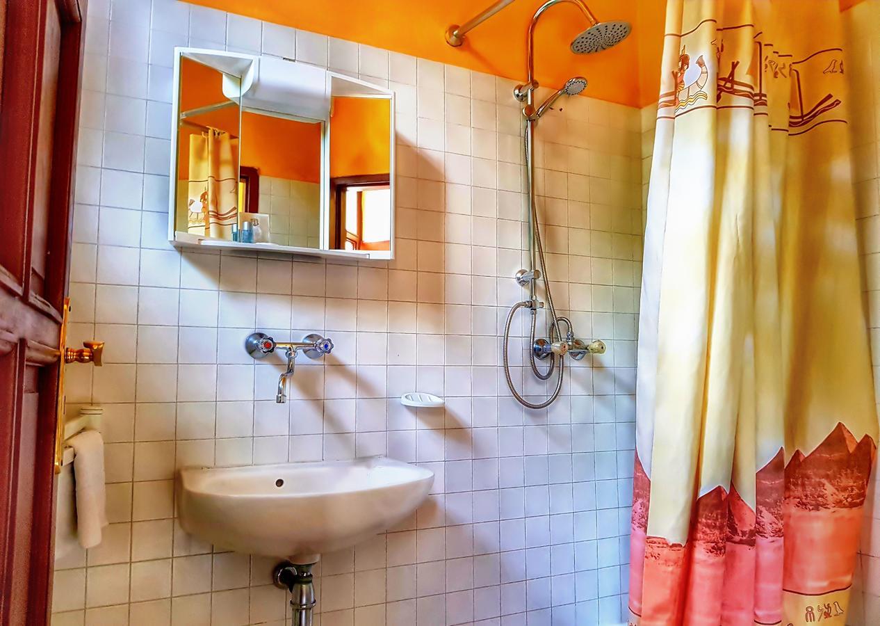 Roza Hotel Es Apartmanhaz Естерґом Екстер'єр фото