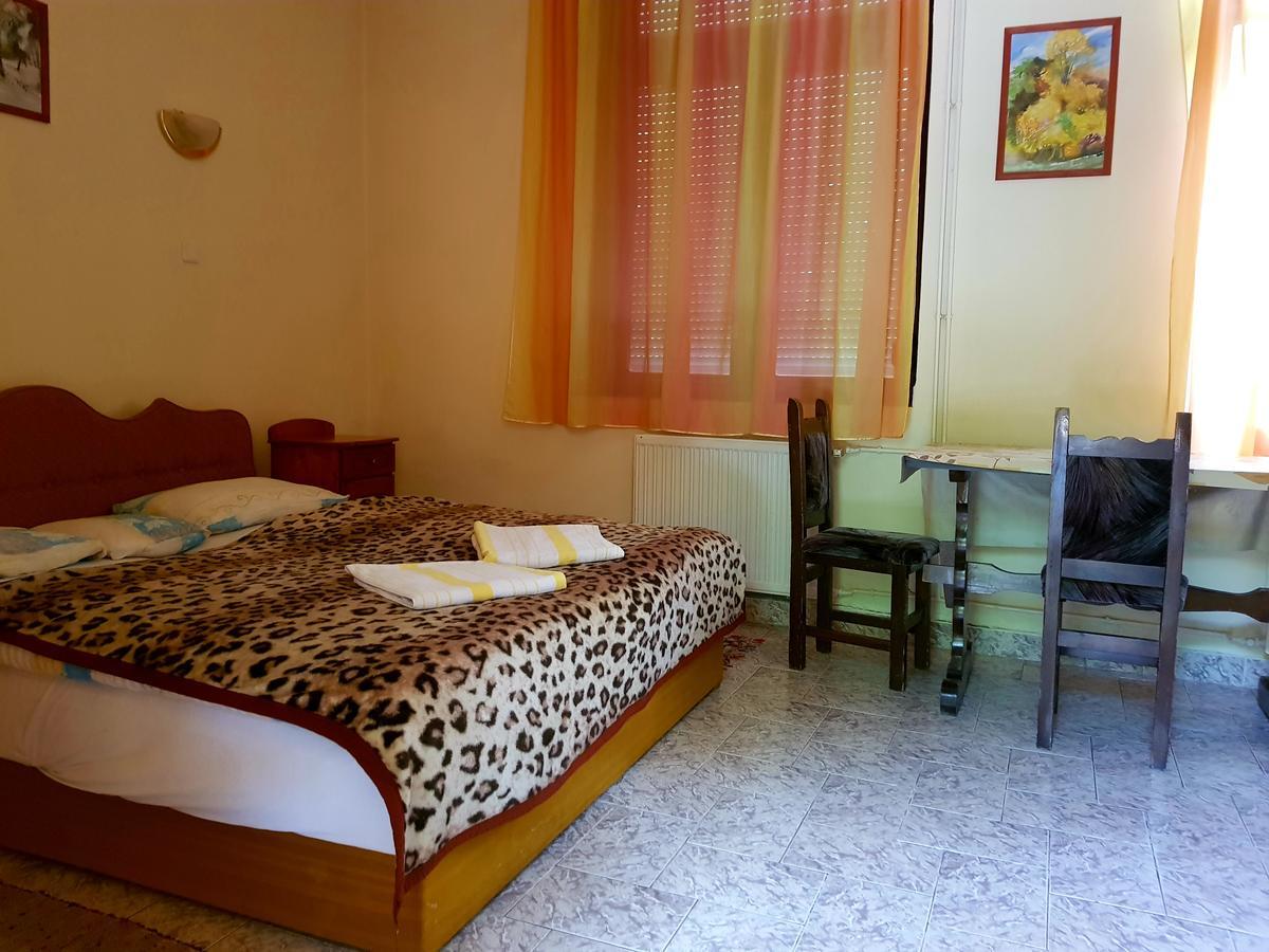 Roza Hotel Es Apartmanhaz Естерґом Екстер'єр фото