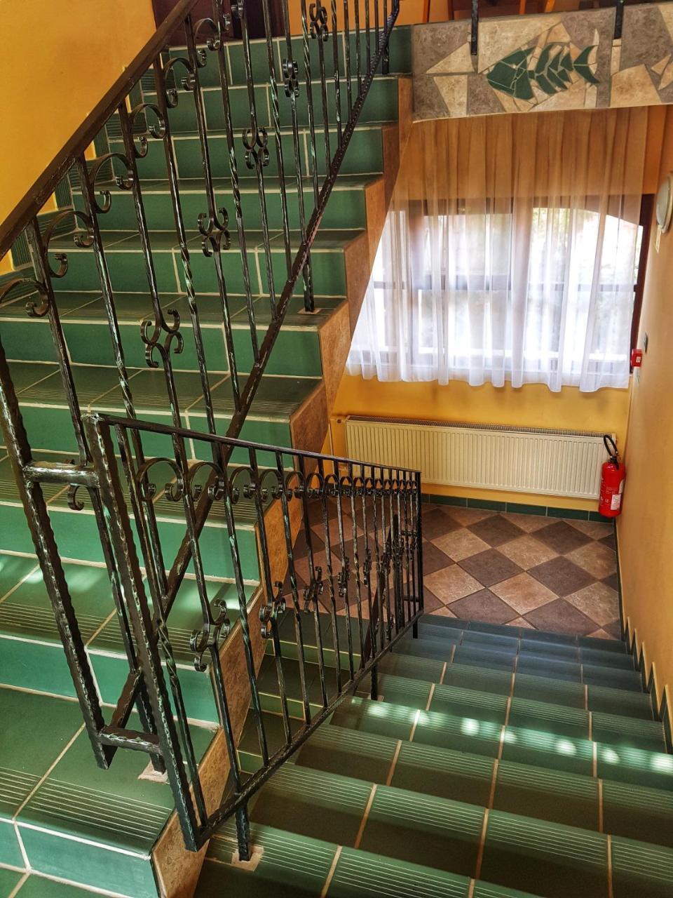 Roza Hotel Es Apartmanhaz Естерґом Екстер'єр фото