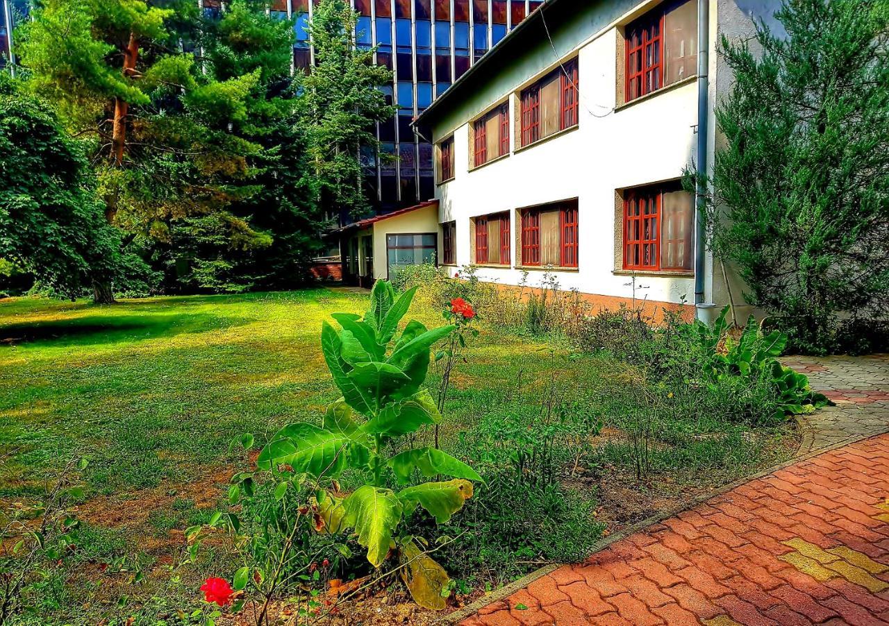 Roza Hotel Es Apartmanhaz Естерґом Екстер'єр фото