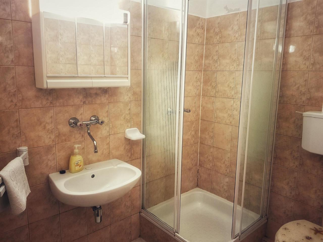 Roza Hotel Es Apartmanhaz Естерґом Екстер'єр фото