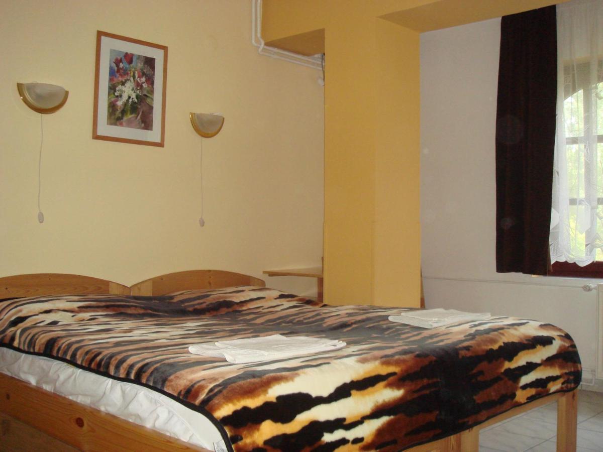 Roza Hotel Es Apartmanhaz Естерґом Номер фото