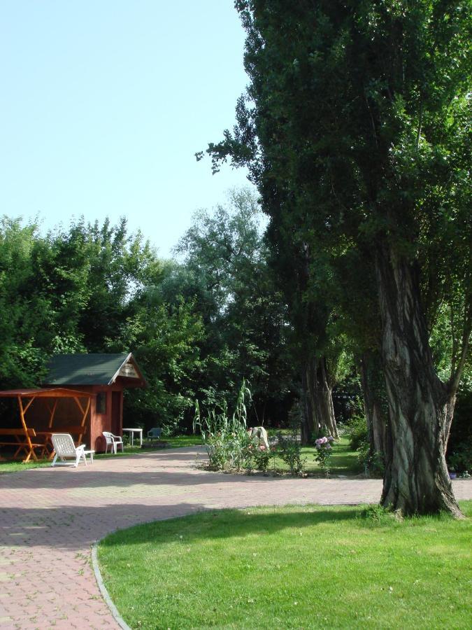 Roza Hotel Es Apartmanhaz Естерґом Екстер'єр фото